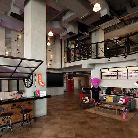 Moxy Bandung Hotel Exterior foto