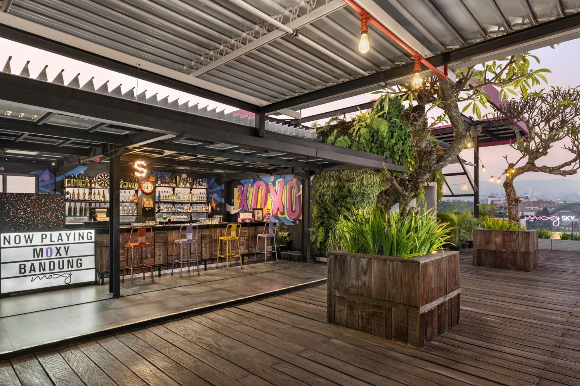 Moxy Bandung Hotel Exterior foto