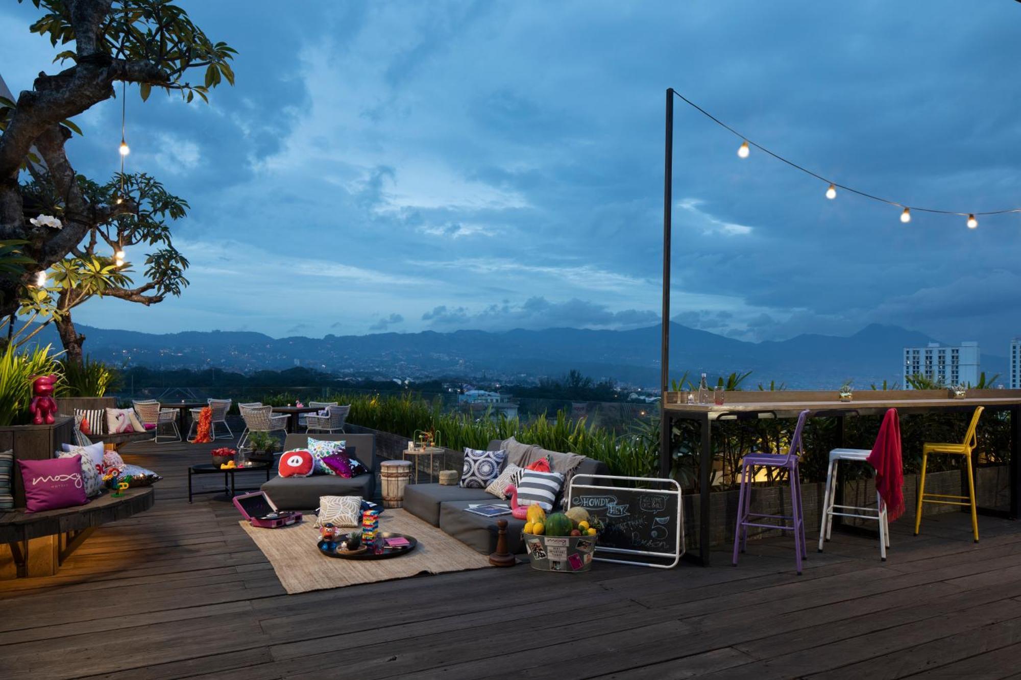 Moxy Bandung Hotel Exterior foto