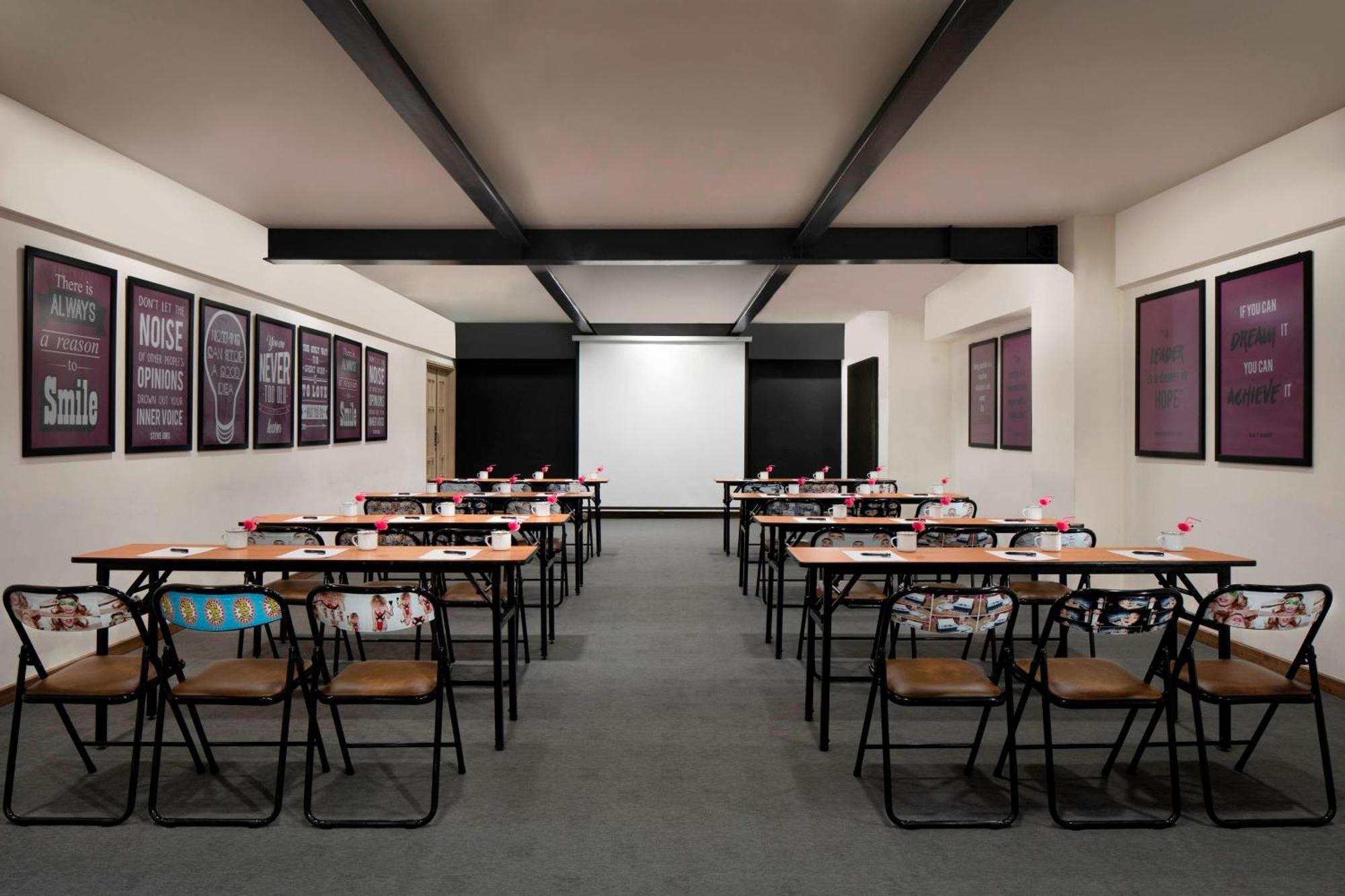 Moxy Bandung Hotel Exterior foto