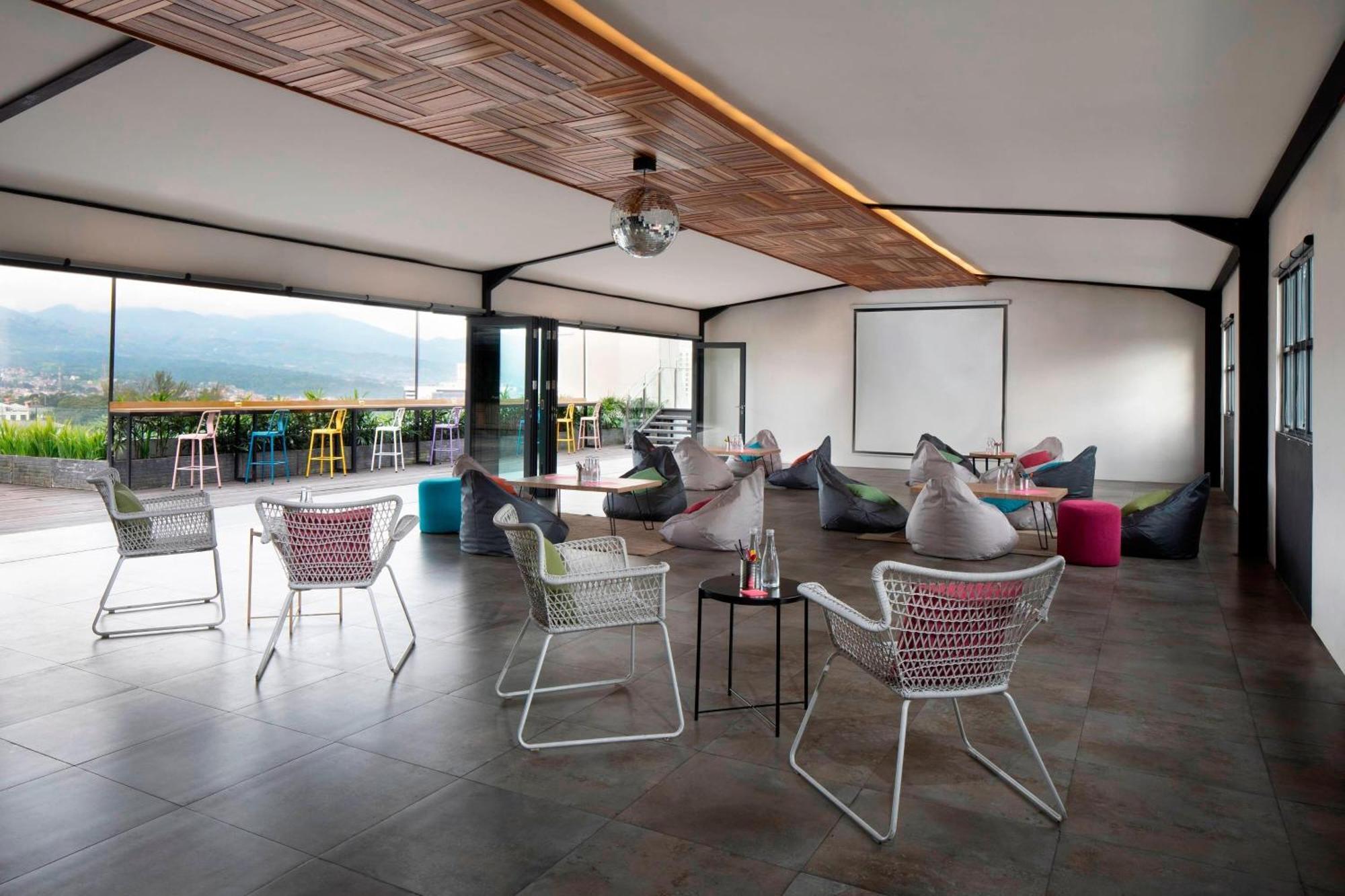 Moxy Bandung Hotel Exterior foto
