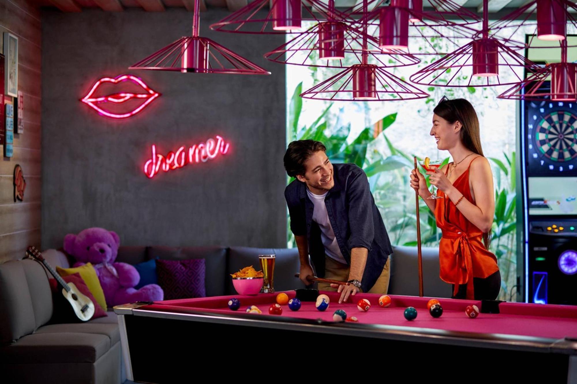 Moxy Bandung Hotel Exterior foto